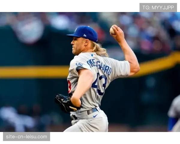 特写：勇士队老将弗雷迪-弗里曼在春训中指导队内年轻一垒手防守技巧